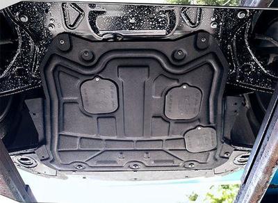 發動機護板材質大比拼 錳鋼與鋁鎂合金如何選擇？（此處開頭請改回正文的實際內容，為便于示意，微按照通用場景補一段） 當車主們在為自己的愛車增添裝備發動機護板時，面對材質的選擇不常會猶豫 “錳鋼好還是鋁鎂合金好？” 這是決定到底傾向于硬核保護輕盈靈活的防護方案的問題。要找出最佳的發動機擋板備材，就得分析這兩者的特性和本質之分。